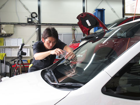 大きな飛び石の傷、2箇所ならんだ傷、過酷な条件でもウインドリペアします！