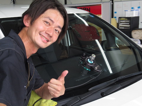 大きな飛び石の傷、2箇所ならんだ傷、過酷な条件でもウインドリペアします！