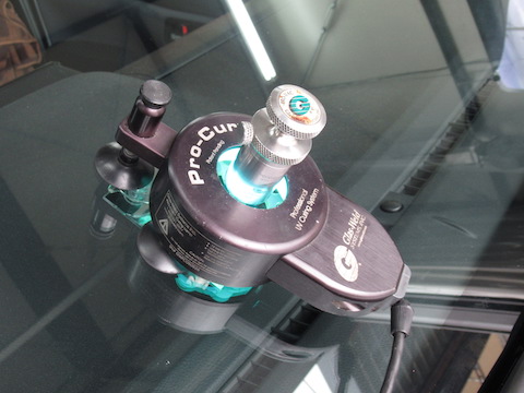 大きな飛び石の傷、2箇所ならんだ傷、過酷な条件でもウインドリペアします！