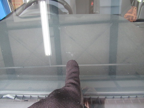 大きな飛び石の傷、2箇所ならんだ傷、過酷な条件でもウインドリペアします！