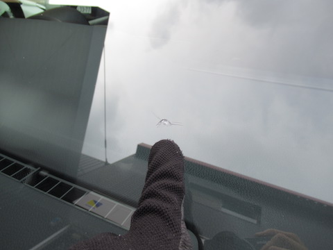 ウインドリペアとは、フロントガラスのヒビ割れを埋めて固める修理！