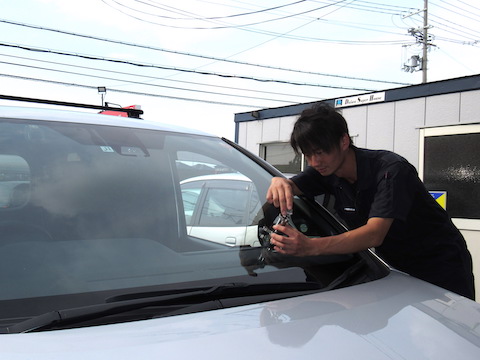 ウインドリペアとは、フロントガラスのヒビ割れを埋めて固める修理！