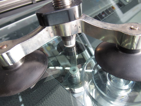 ウインドリペアとは、フロントガラスのヒビ割れを埋めて固める修理！