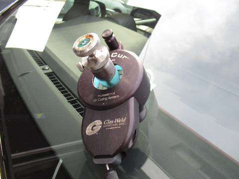 ウインドリペアとは、フロントガラスのヒビ割れを埋めて固める修理！