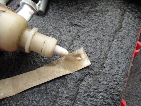 ウインドリペアとは、フロントガラスのヒビ割れを埋めて固める修理！