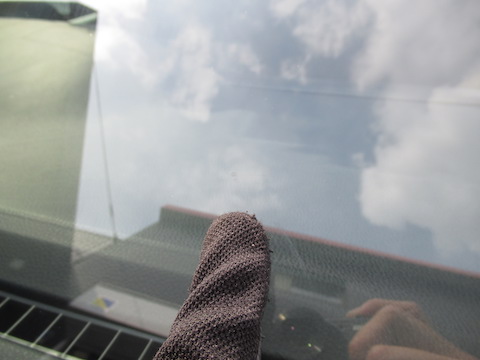 ウインドリペアとは、フロントガラスのヒビ割れを埋めて固める修理！