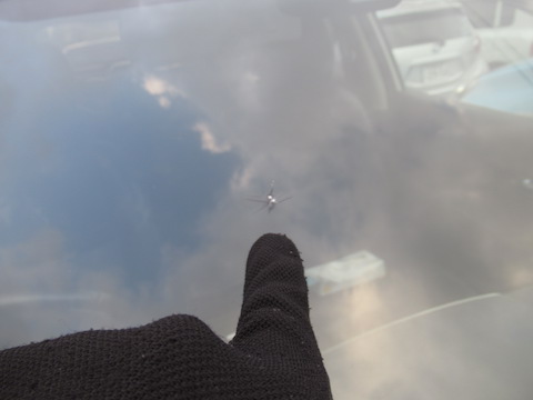 100円玉以上、2個重なったフロントガラスのヒビ割れは直せないと断られた傷を治します！