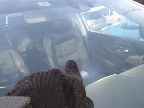 100円玉以上、2個重なったフロントガラスのヒビ割れは直せないと断られた傷を治します！