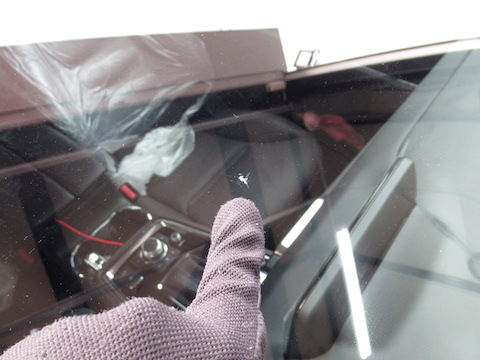 新車1週間のCX-8のフロントガラスに飛び石でヒビ割れ！大きな心のヘコミも一緒に治します！