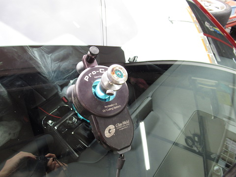 新車1週間のCX-8のフロントガラスに飛び石でヒビ割れ！大きな心のヘコミも一緒に治します！