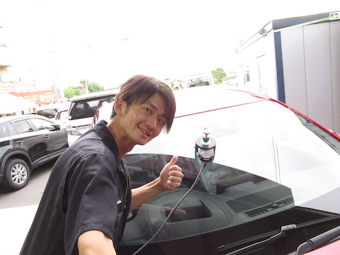 新車1週間のCX-8のフロントガラスに飛び石でヒビ割れ！大きな心のヘコミも一緒に治します！