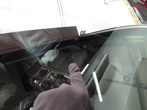 新車1週間のCX-8のフロントガラスに飛び石でヒビ割れ！大きな心のヘコミも一緒に治します！