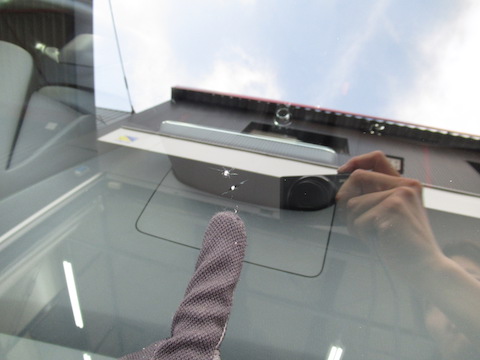 フロントガラスの飛び石の傷、100円玉を超えて修理出来ない傷を直します！