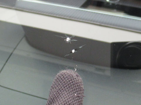 フロントガラスの飛び石の傷、100円玉を超えて修理出来ない傷を直します！