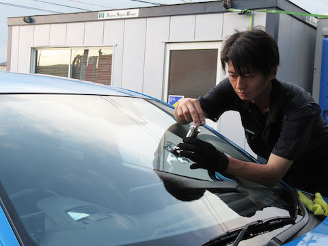 フロントガラスの飛び石の傷、100円玉を超えて修理出来ない傷を直します！