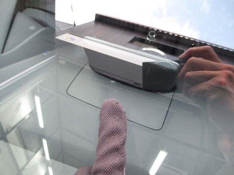 フロントガラスの飛び石の傷、100円玉を超えて修理出来ない傷を直します！