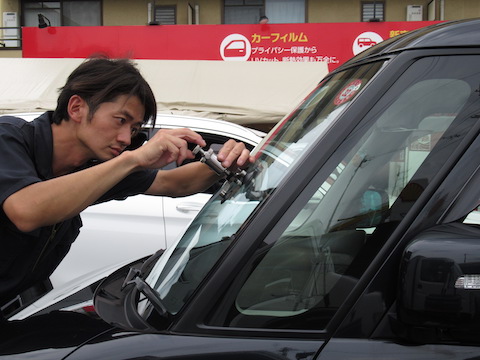 複雑に割れた車のフロントガラス、ガラスの樹脂を注入して固める技術で直します！