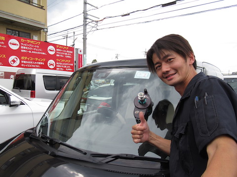 複雑に割れた車のフロントガラス、ガラスの樹脂を注入して固める技術で直します！