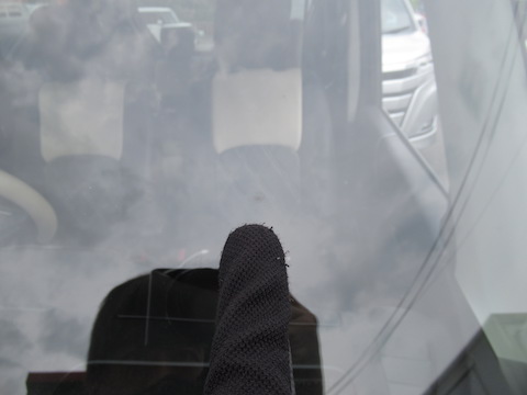 複雑に割れた車のフロントガラス、ガラスの樹脂を注入して固める技術で直します！