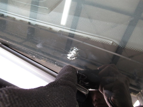 これはヤバイ！フロントガラスが蜘蛛の巣みたいに割れても直せる？！