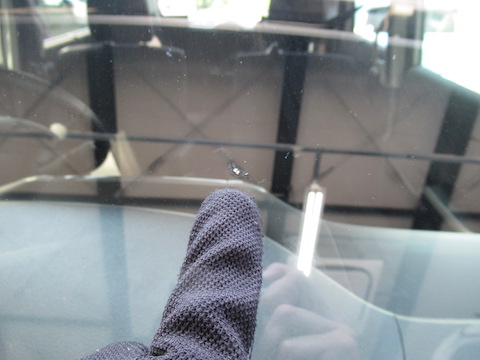 飛び石被害は、早期修理でフロントガラスの交換を防止！