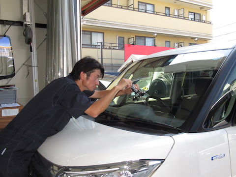 飛び石被害は、早期修理でフロントガラスの交換を防止！