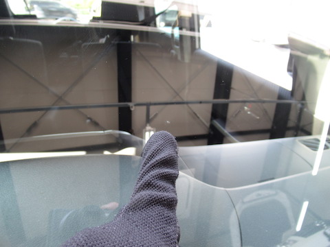 飛び石被害は、早期修理でフロントガラスの交換を防止！