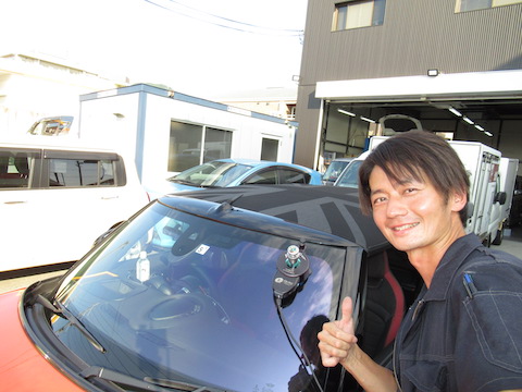 フロントガラス交換は、カーフィルムやテレビアンテナ交換費用も増えます！飛び石被害はすぐにウインドリペアして下さい！