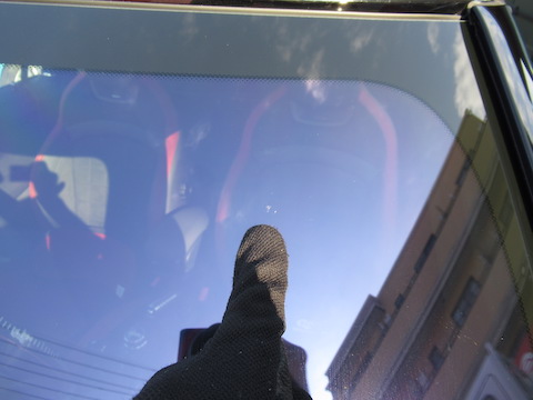 フロントガラス交換は、カーフィルムやテレビアンテナ交換費用も増えます！飛び石被害はすぐにウインドリペアして下さい！