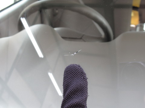 ご安心ください、フロントガラスの割れ・ヒビ・傷、交換しないで修理が出来ます！