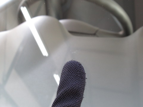 ご安心ください、フロントガラスの割れ・ヒビ・傷、交換しないで修理が出来ます！