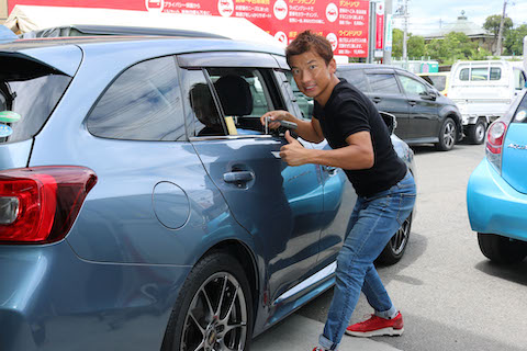 数分で車のヘコミが消える？！不思議な匠技、デントスマイルで体験してください！