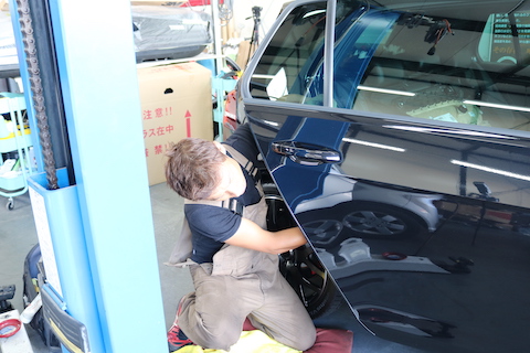 ショッピングモールなどの駐車場でのドアパンチ被害で一番ベストな修理のデントリペア