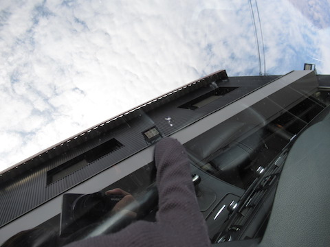 フロントガラスのヒビ割れは、駐車中でも傷が伸びます！早めの修理がオススメ！