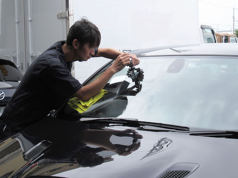 フロントガラスのヒビ割れは、駐車中でも傷が伸びます！早めの修理がオススメ！