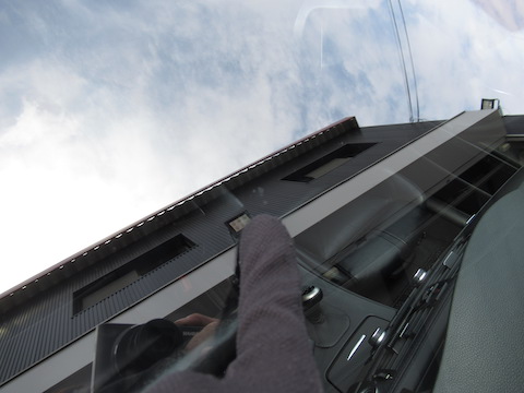 フロントガラスのヒビ割れは、駐車中でも傷が伸びます！早めの修理がオススメ！