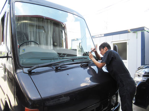 キャンピングカーなどのフロントガラス修理もお任せください。
