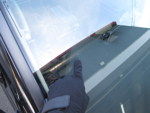 フロントガラスの飛び石の傷・割れは放置すれば伸びます！