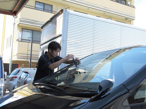 フロントガラスの飛び石の傷・割れは放置すれば伸びます！