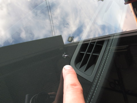 ベンツのフロントガラス修理、15,000円で交換せずに車検合格！