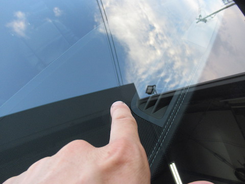 ベンツのフロントガラス修理、15,000円で交換せずに車検合格！