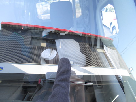 仕事車でフロントガラスに飛び石被害！45分程度、休憩中に修理が可能です！