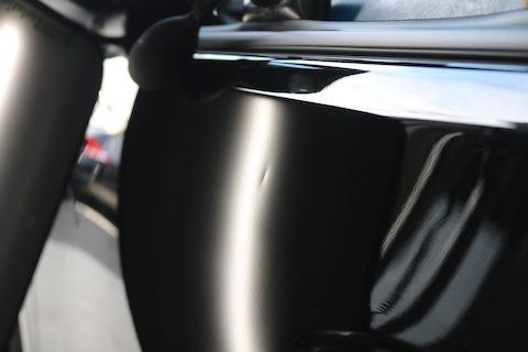 新車にヘコミ！でもチョット待つ間に新車のボディに戻る感動を体験ください！