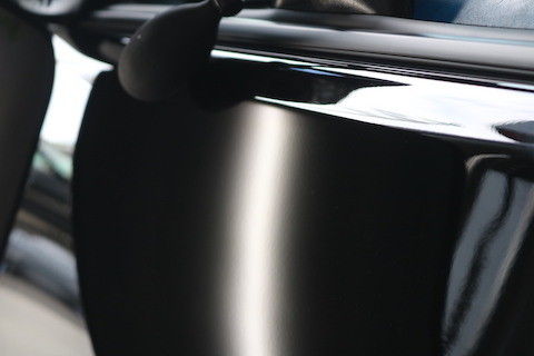 新車にヘコミ！でもチョット待つ間に新車のボディに戻る感動を体験ください！