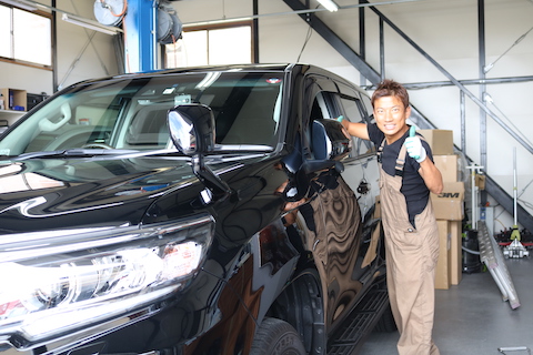 新車にヘコミ！でもチョット待つ間に新車のボディに戻る感動を体験ください！