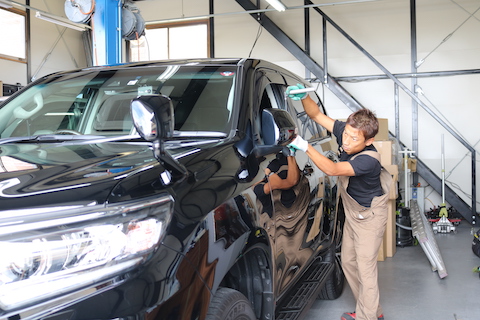 新車にヘコミ！でもチョット待つ間に新車のボディに戻る感動を体験ください！
