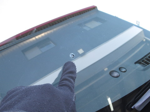 パチッと割れたフロントガラスは、すぐに予約なくても直ります！