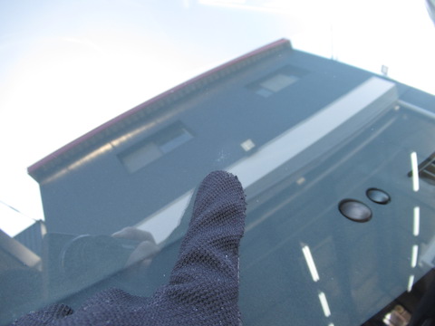 パチッと割れたフロントガラスは、すぐに予約なくても直ります！