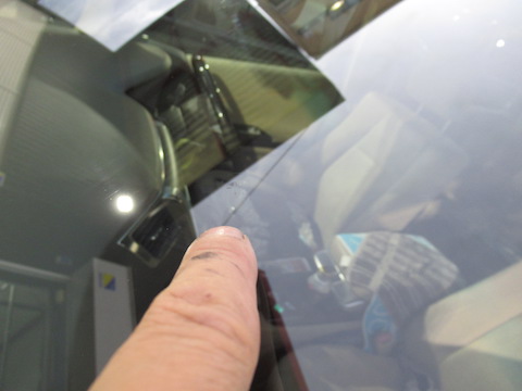 フロントガラス修理時間はたったの45分、費用も15,000円！