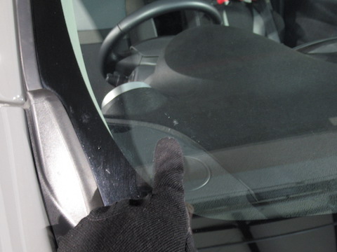 絶対に車検合格保証！フロントガラスのひび割れ修理は、デントスマイルにお任せください。